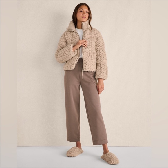 New Varley Reggie cable knit puffer jacket in light taupe - Picture 2 of 11